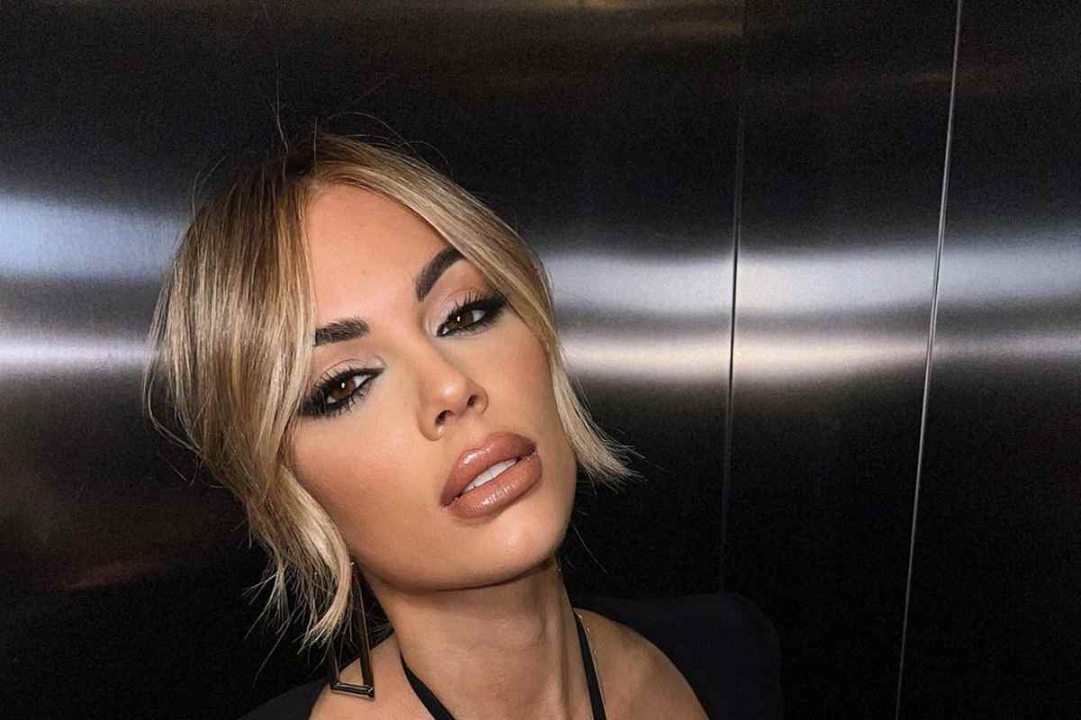 Ludovica Pagani look sexy ascensore scollatura