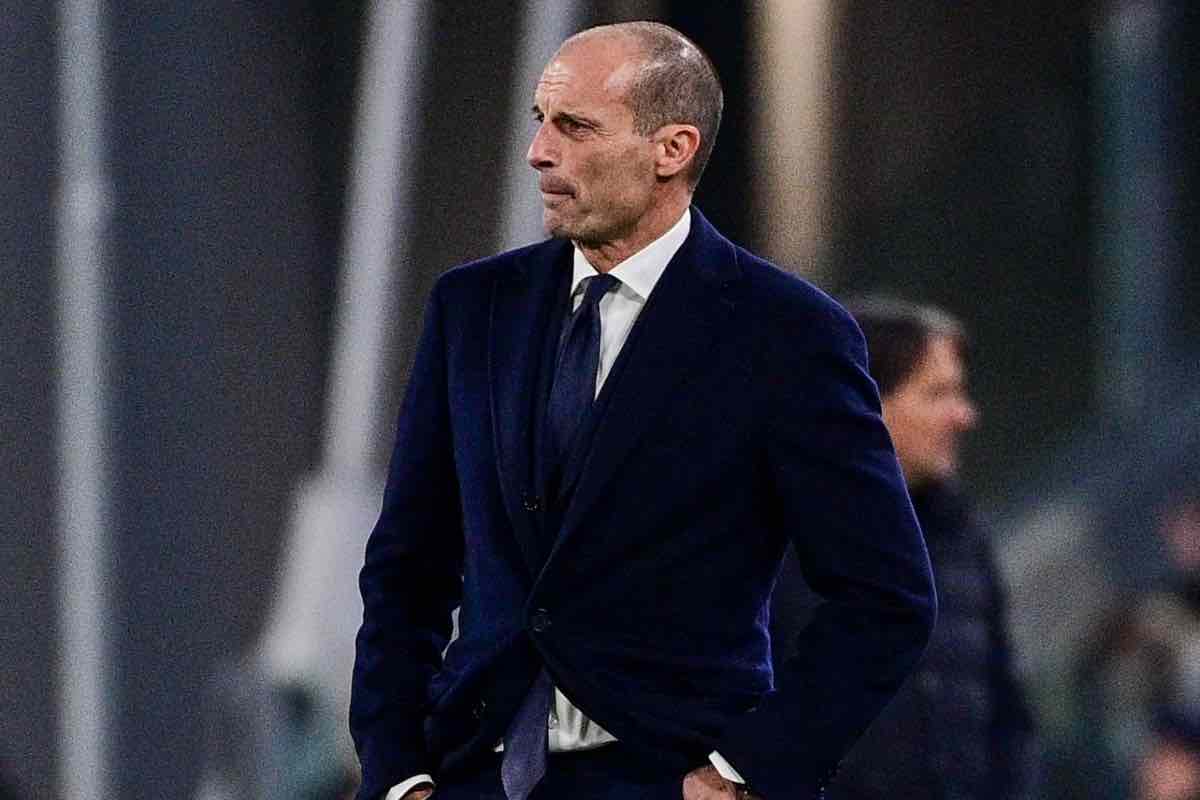 Massimiliano Allegri pensieroso a bordocampo 