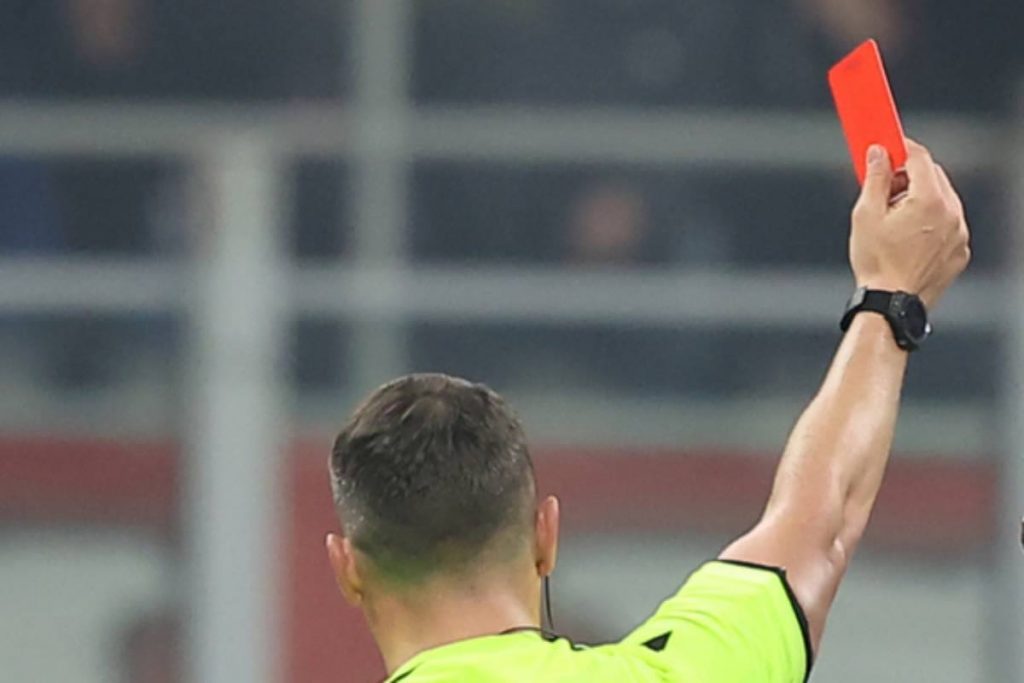 Furia dopo l’espulsione e sputo all’arbitro: stangata e stagione finita