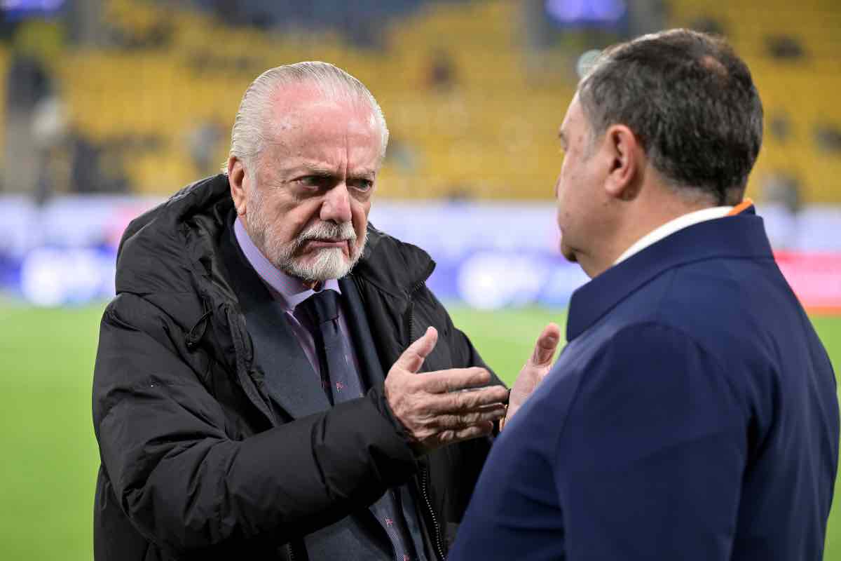 Aurelio De Laurentiis pensieroso in campo: pronto a chiudere l'affare