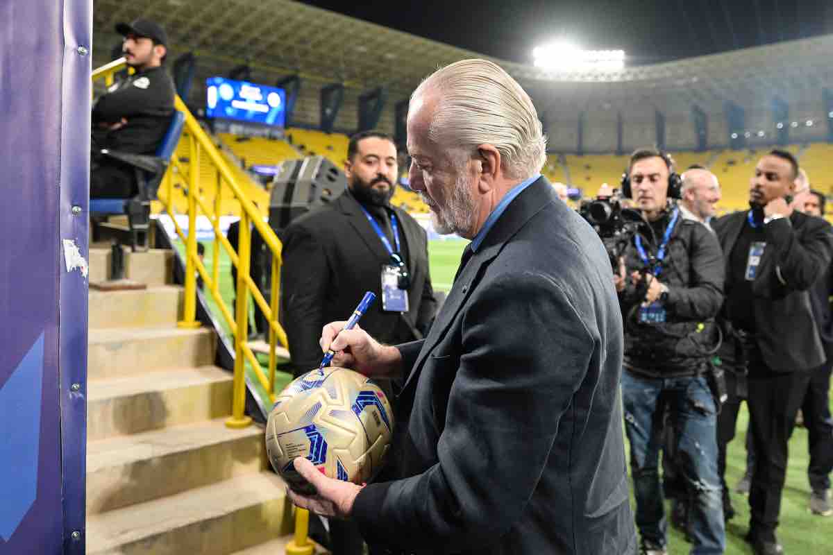 Aurelio De Laurentiis firma un pallone: pronto un altro colpo di mercato