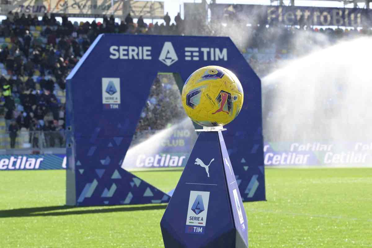 Il pallone della Serie A in campo.