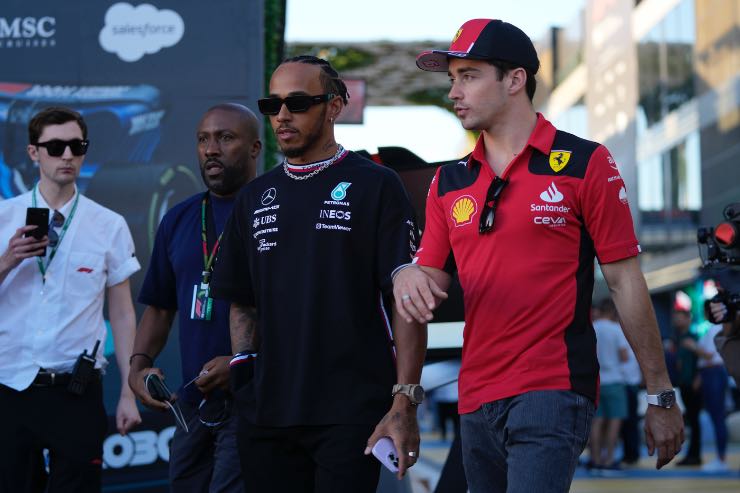 Hamilton con Leclerc in Ferrari