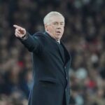 Ancelotti dà indicazioni ai suoi