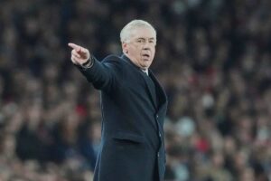Ancelotti dà indicazioni ai suoi