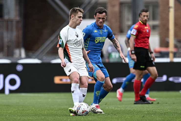 Nicolussi Caviglia in azione
