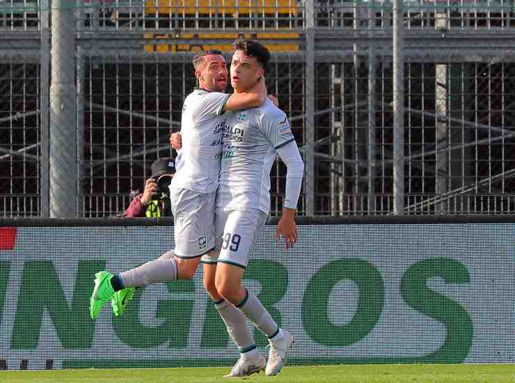 Pietrelli esulta dopo un gol