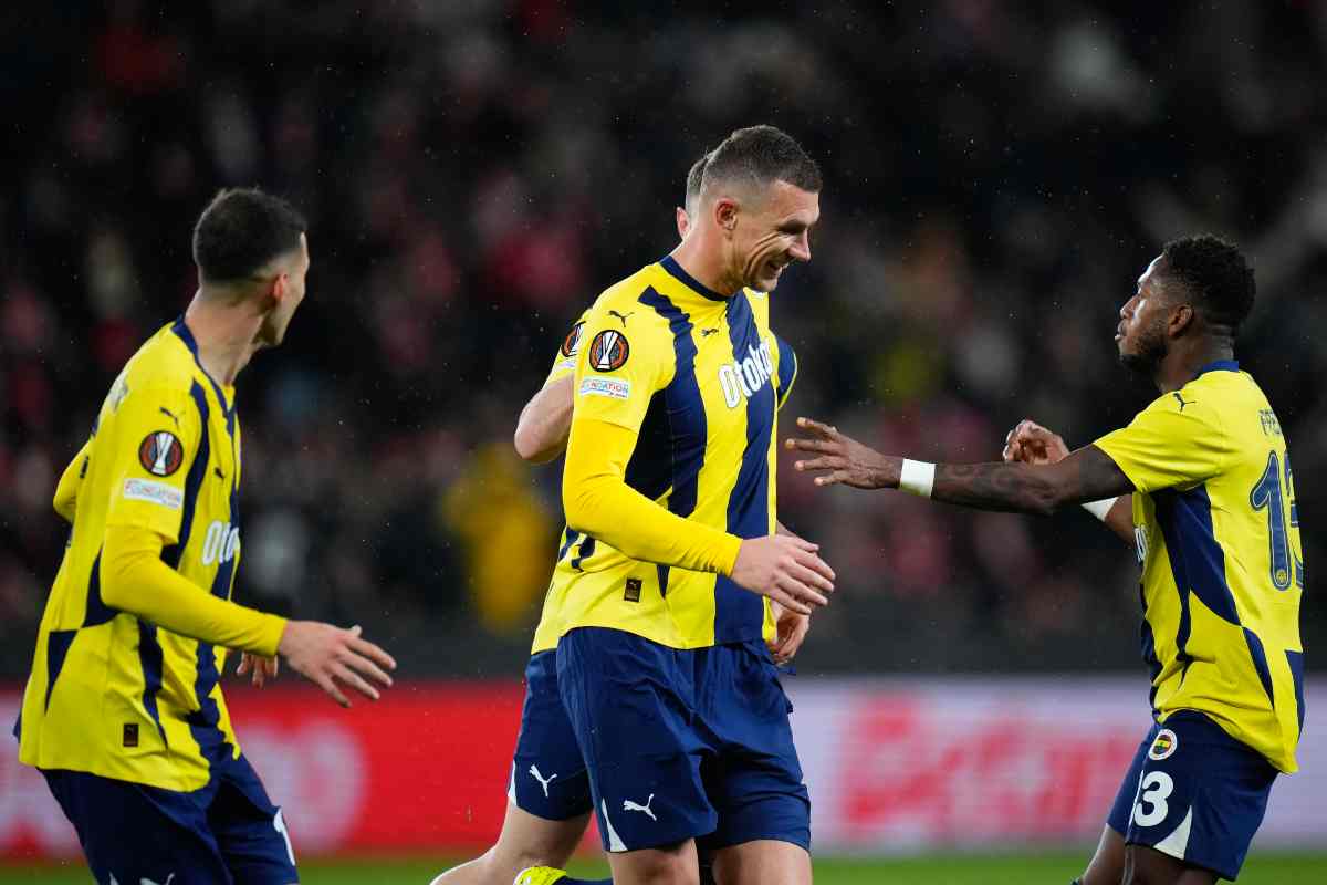 Edin Dzeko esulta dopo un gol