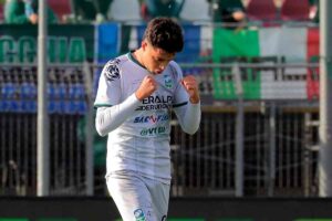 Pietrelli esulta dopo un gol