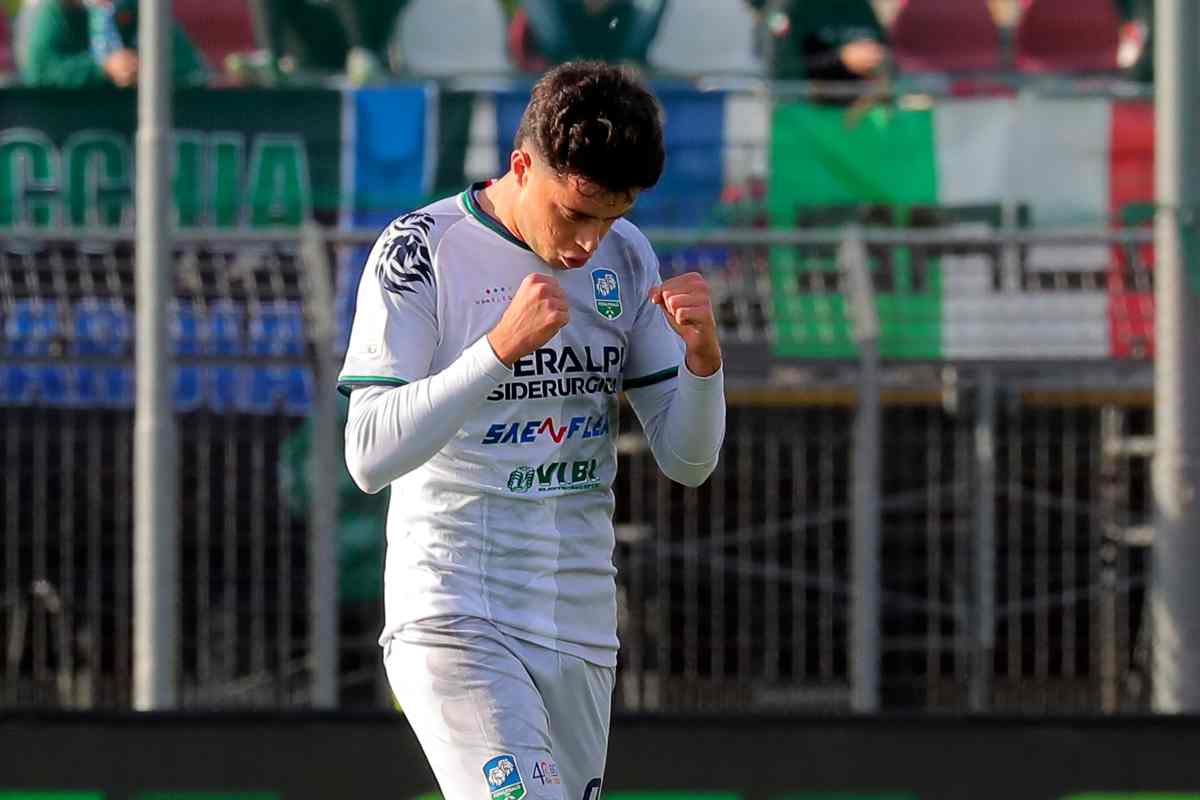 Pietrelli esulta dopo un gol