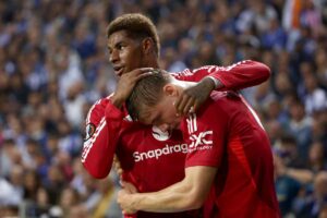 Rashford abbraccia Hojlund