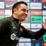 Xavi saluta