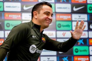 Xavi saluta