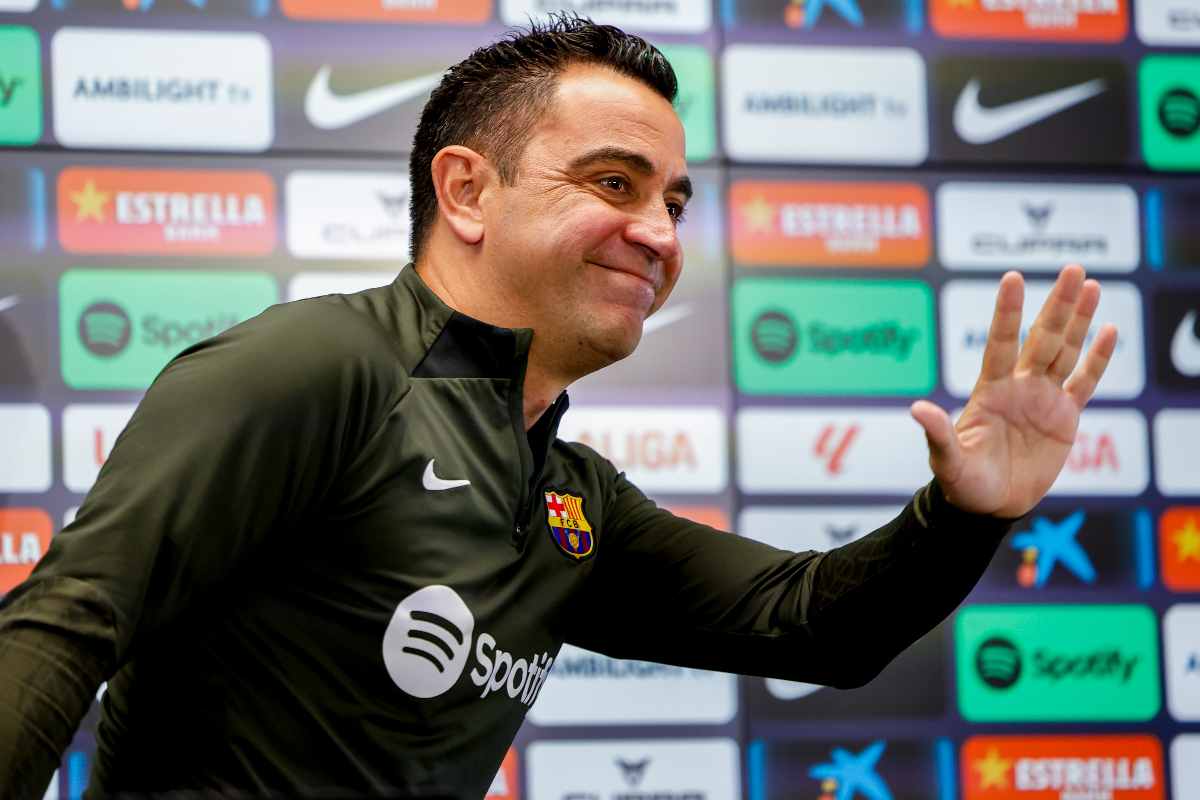 Xavi saluta