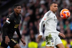 Mosquera con Mbappe